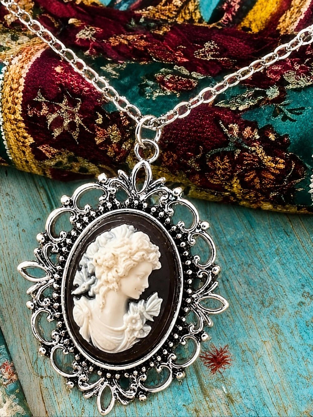 MODCLOTH ANTIQUED VINTAGE CAMEO NECKLACE 2 - Picture 2 of 7